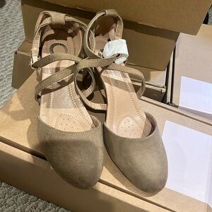 Light brown suede pump - Journee collection